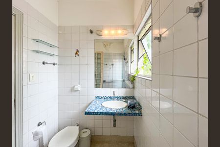 Casa à venda com 180m², 4 quartos e 2 vagasBanheiro 1