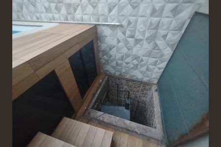 Casa para alugar com 358m², 4 quartos e 1 vaga Casa para alugar com 358m², 4 quartos e 1 vagaEscada