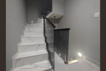 Casa para alugar com 358m², 4 quartos e 1 vaga Casa para alugar com 358m², 4 quartos e 1 vagaEscada