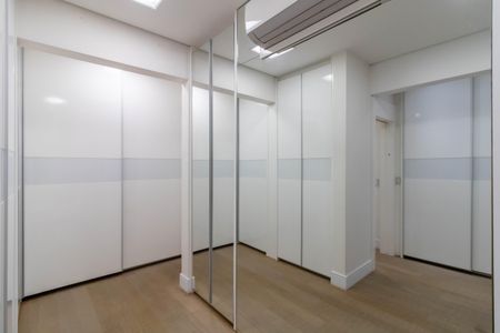 Apartamento à venda com 328m², 2 quartos e 5 vagasCloset da Suíte 1