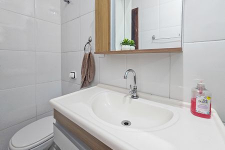 Casa de condomínio para alugar com 67m², 2 quartos e 1 vaga Casa de condomínio para alugar com 67m², 2 quartos e 1 vagaBanheiro Social