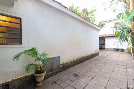 Casa à venda com 249m², 4 quartos e 6 vagas Casa à venda com 249m², 4 quartos e 6 vagasQuintal