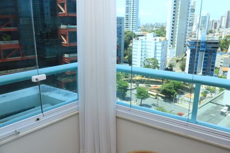 vista da sala de kitnet/studio para alugar com 1 quarto, 45m² em Caminho das Árvores, Salvador