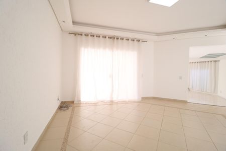 Sala 2 de casa para alugar com 3 quartos, 273m² em Jardim Karaíba, Uberlândia