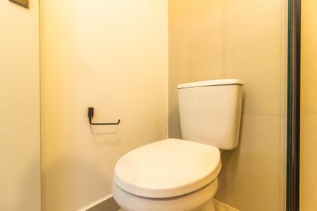 Banheiro de kitnet/studio à venda com 1 quarto, 24m² em Pinheiros, São Paulo