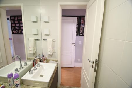 Apartamento à venda com 83m², 3 quartos e 2 vagasBanheiro