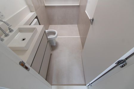 Casa de condomínio à venda com 138m², 3 quartos e 4 vagas Casa de condomínio à venda com 138m², 3 quartos e 4 vagasBanheiro da Suíte 2
