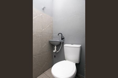 Banheiro de kitnet/studio para alugar com 1 quarto, 12m² em Floresta, Porto Alegre