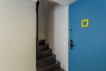 Apartamento à venda com 80m², 2 quartos e 1 vaga Apartamento à venda com 80m², 2 quartos e 1 vagaEscada