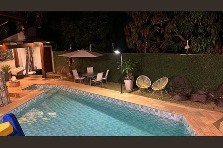 Casa à venda com 340m², 4 quartos e 4 vagas Casa à venda com 340m², 4 quartos e 4 vagasPiscina
