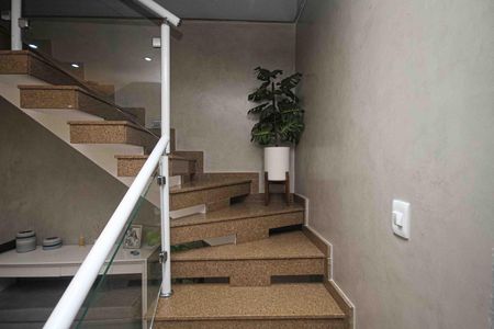 Casa à venda com 400m², 3 quartos e 2 vagas Casa à venda com 400m², 3 quartos e 2 vagasEscada