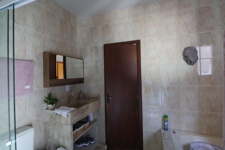 Casa à venda com 345m², 4 quartos e 5 vagasBanheiro da Suíte