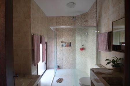 Casa à venda com 345m², 4 quartos e 5 vagasBanheiro da Suíte