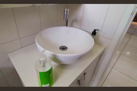 Apartamento à venda com 64m², 2 quartos e 1 vaga Apartamento à venda com 64m², 2 quartos e 1 vagaBanheiro