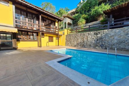 Casa de condomínio para alugar com 326m², 3 quartos e 3 vagas Casa de condomínio para alugar com 326m², 3 quartos e 3 vagasQuintal