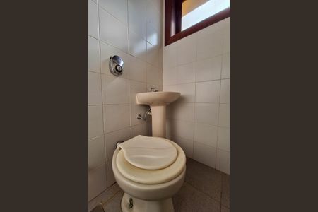 Casa de condomínio para alugar com 326m², 3 quartos e 3 vagas Casa de condomínio para alugar com 326m², 3 quartos e 3 vagasBanheiro de serviço