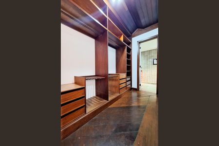 Casa de condomínio para alugar com 326m², 3 quartos e 3 vagas Casa de condomínio para alugar com 326m², 3 quartos e 3 vagasCloset da suíte 1