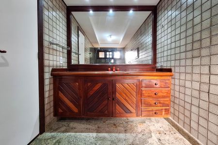Casa de condomínio para alugar com 326m², 3 quartos e 3 vagas Casa de condomínio para alugar com 326m², 3 quartos e 3 vagasBanheiro da Suíte 1