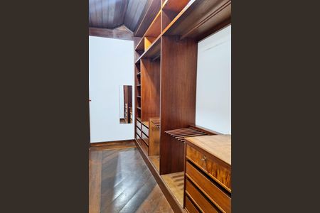 Casa de condomínio para alugar com 326m², 3 quartos e 3 vagas Casa de condomínio para alugar com 326m², 3 quartos e 3 vagasCloset da suíte 1