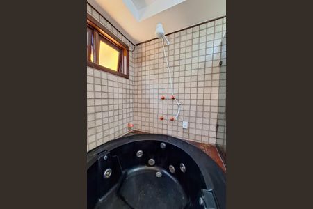 Casa de condomínio para alugar com 326m², 3 quartos e 3 vagas Casa de condomínio para alugar com 326m², 3 quartos e 3 vagasBanheiro da Suíte 1