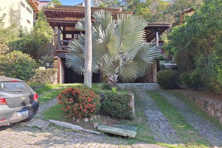 Casa de condomínio para alugar com 326m², 3 quartos e 3 vagas Casa de condomínio para alugar com 326m², 3 quartos e 3 vagasFachada