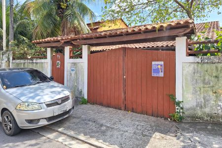 Casa à venda com 200m², 3 quartos e 2 vagas Casa à venda com 200m², 3 quartos e 2 vagasFachada