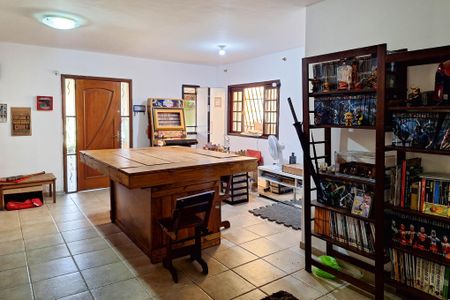 Casa à venda com 200m², 3 quartos e 2 vagas Casa à venda com 200m², 3 quartos e 2 vagasSala