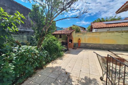 Casa à venda com 200m², 3 quartos e 2 vagas Casa à venda com 200m², 3 quartos e 2 vagasQuintal