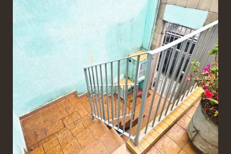 Casa para alugar com 120m², 2 quartos e 2 vagas Casa para alugar com 120m², 2 quartos e 2 vagasEscada acesso ao portão social