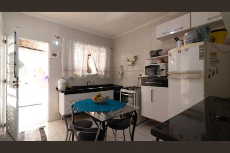 Casa à venda com 118m², 2 quartos e 2 vagas Casa à venda com 118m², 2 quartos e 2 vagasCozinha