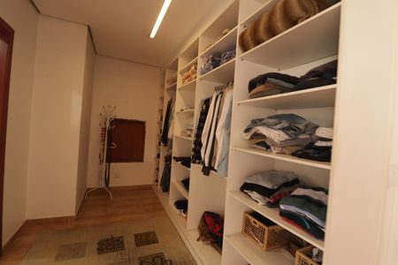 Casa à venda com 210m², 3 quartos e 2 vagas Casa à venda com 210m², 3 quartos e 2 vagasCloset da Suíte 3