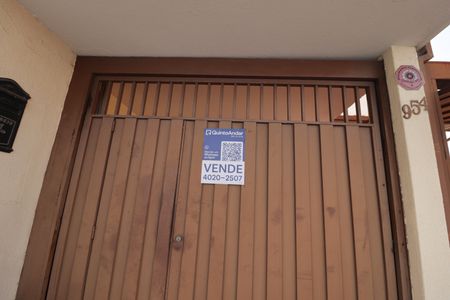 Casa à venda com 210m², 3 quartos e 2 vagas Casa à venda com 210m², 3 quartos e 2 vagasFachada