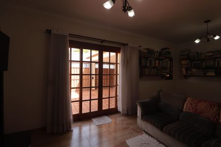 Casa à venda com 210m², 3 quartos e 2 vagas Casa à venda com 210m², 3 quartos e 2 vagasSala