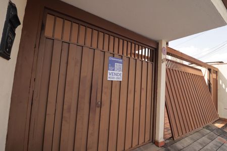 Casa à venda com 210m², 3 quartos e 2 vagas Casa à venda com 210m², 3 quartos e 2 vagasFachada