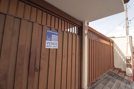 Casa à venda com 210m², 3 quartos e 2 vagas Casa à venda com 210m², 3 quartos e 2 vagasFachada