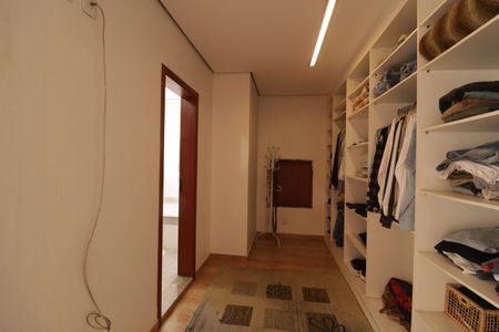 Casa à venda com 210m², 3 quartos e 2 vagas Casa à venda com 210m², 3 quartos e 2 vagasCloset da Suíte 3