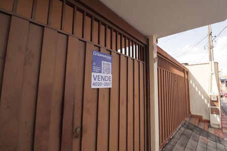 Casa à venda com 210m², 3 quartos e 2 vagas Casa à venda com 210m², 3 quartos e 2 vagasFachada