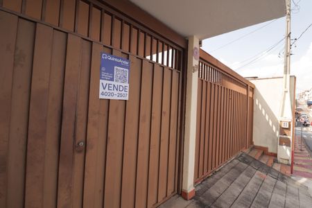 Casa à venda com 210m², 3 quartos e 2 vagas Casa à venda com 210m², 3 quartos e 2 vagasFachada