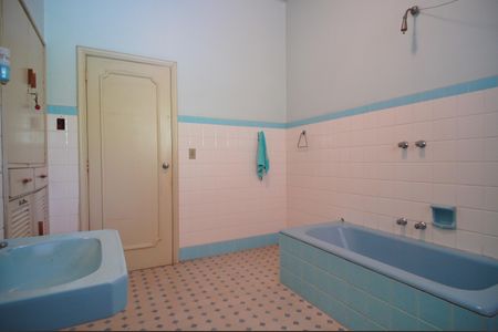 Casa à venda com 380m², 5 quartos e 5 vagasBanheiro 2