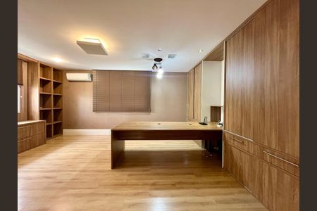 Casa de condomínio à venda com 435m², 5 quartos e 6 vagasEscritório