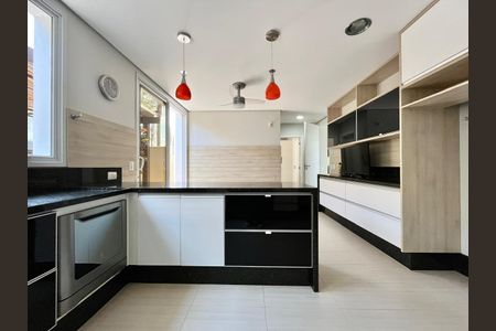 Casa de condomínio à venda com 435m², 5 quartos e 6 vagasCozinha