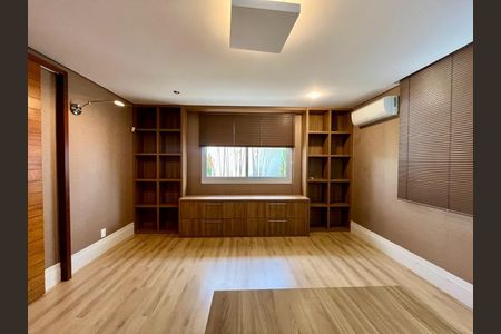 Casa de condomínio à venda com 435m², 5 quartos e 6 vagasEscritório