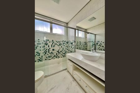 Casa de condomínio à venda com 435m², 5 quartos e 6 vagasBanheiro da Suíte 3