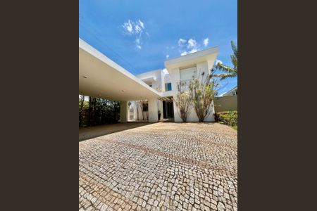 Casa de condomínio à venda com 435m², 5 quartos e 6 vagasFachada da casa