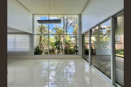 Casa de condomínio à venda com 435m², 5 quartos e 6 vagasSala