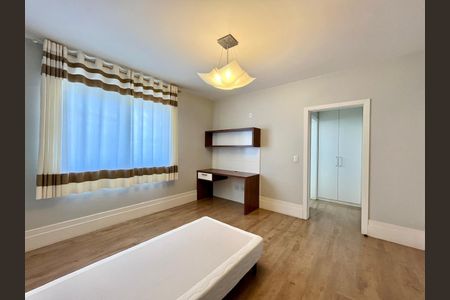 Casa de condomínio à venda com 435m², 5 quartos e 6 vagasSuíte 2