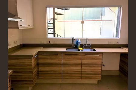 Casa para alugar com 4 quartos, 220m² em Vila Pirajussara, São Paulo