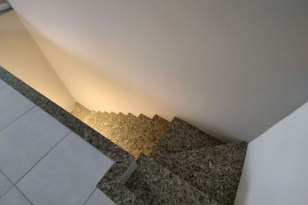 Casa de condomínio à venda com 209m², 4 quartos e 3 vagasEscada