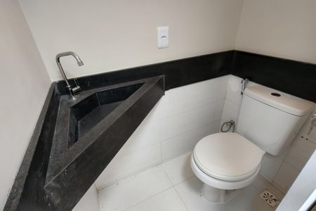 Casa de condomínio à venda com 209m², 4 quartos e 3 vagasBanheiro de serviço