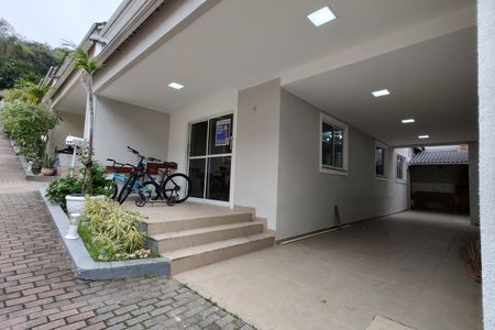 Casa de condomínio à venda com 209m², 4 quartos e 3 vagasFachada
